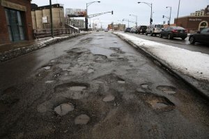 Здесь наверное то же "Путин все украл"? Или это другое? И будем ли мы по этим фото судить все дороги в США, Великобритании и ЕС? Так что "я сама дочь офицера" по своей Жмеринке не суди о России!