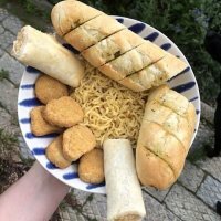 Хоть и являюсь мясоедом, а вот этот батон с чесночным соусом очень даже хорош. Если свежий, а коль остыл, то тоже не беда, в духовке разогреть на прау минут..