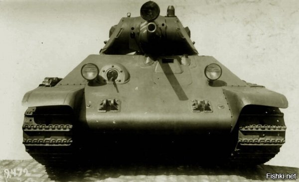 Во-первых, было бы не плохо пояснительный текст размещать под соответствующими картинками.
Во сторых, это не Т-34, а А-34.

  

В третьих, носовой лист, представлявший собой крупногабаритную (2568 2135 45 мм) броневую деталь, согнутую на угол 60  по радиусу 110 мм, имели танки опытной серии.  Если взять за точку отсчета первый корпус опытной серии, то первые изменения появились уже в мае 1940 года.
Броню изготавливали в Мариуполе. Технологический процесс выглядел следующим образом: первоначальная термообработка - отпуск, термообработка перед гибкой, правка, обработка торцов, штамповка, шлифовка, закалка. Естественно, из-за такой сложности было большое количество брака.
По предложению мариупольцев конструкцию упростили. Появились верхний и нижний лобовые листы, соединенные передней балкой. Эта балка крепилась клепкой и тоже изготавливалась из листовой брони штамповкой.