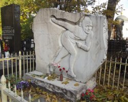 И. Г. Артамонова похоронена в г. Москве на Ваганьковском кладбище.
Совсем недалеко от Высоцкого...