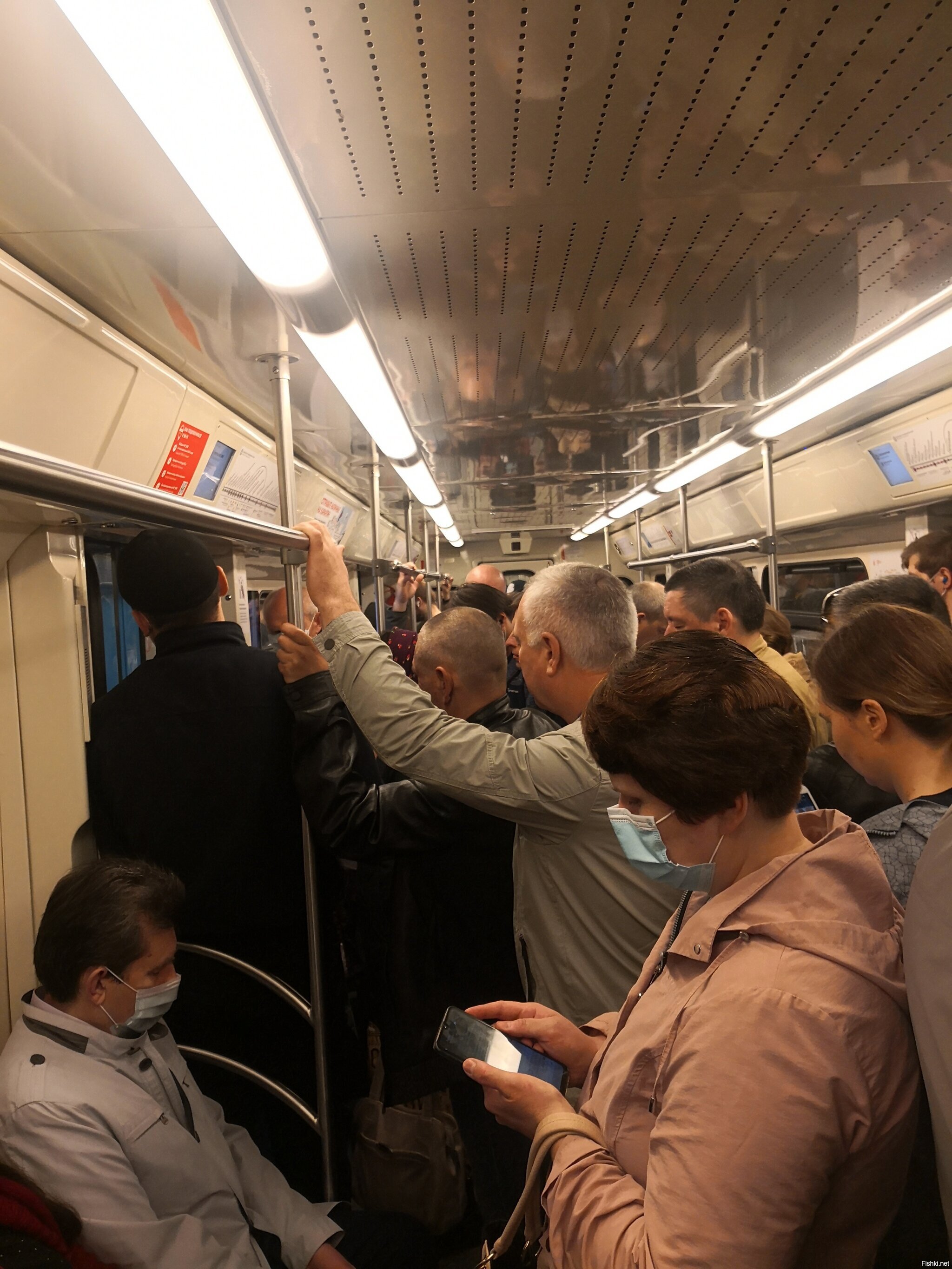 Много людей в метро. Час пик в метро в Москве. Поезд метро. Люди в метро Москвы. Часы пик в метро.