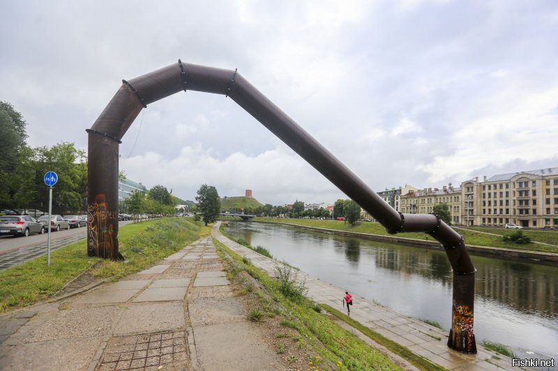 Это распил европейского бабла - видна емблемка "Каунас- столица культуры 2022".

Когда под тем же видом поставили в Вильнюсе скульптуру "ржавая труба".