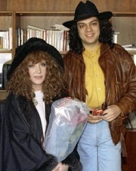 Ранняя мамаша, с сынком задротом-переростком...