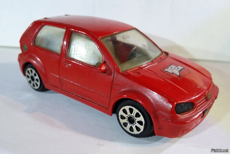 было дело тоже занимался. из ваз 2110 делал обвесы из карточек на интернет и пластилина, потом красил баланочиком. выходило конечно не прям здорово, но кайф получал. все уже потеряно и разломано конечно, но вот гольф нашел благодаря вашему комментарию. кусочек антенны от мафона кстати хорошей банкой выхлопа оказалась)