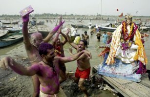 ну как принимаут - под дождем танцуют