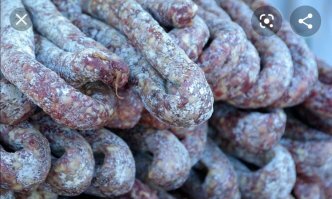 Плесень это на фуэте, это плотный белый, пушистый слой.
На других сырокопченых колбаса, это соляной налет

Налёт белого цвета на внешней поверхности (натуральной плёнке) сырокопчёной колбасы может быть разного происхождения:
соли   выход их на поверхность изделия является нормальным процессом, свидетельствует о зрелости продукта и обычно характерен для батона колбасы, высушенного до нормального уровня.