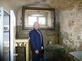 1)В больнице хоть кровати не сдвигают для ночных обнимашек. 2) Но так не везде есть и нормальные хаты с раздельными спальными местами.