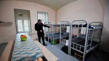 1)В больнице хоть кровати не сдвигают для ночных обнимашек. 2) Но так не везде есть и нормальные хаты с раздельными спальными местами.