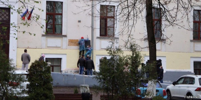 Глава Совета профсоюза полицейских Польши Рафал Янковский потребовал от МИД высказать России протест в связи с демонтажом в Твери мемориальных табличек в память о жертвах Катынского преступления.

Как сообщает InfoSecurity24.pl, Янковский настаивает на обязанности дипломатов выяснить все обстоятельства снятия досок и причины этого решения.

"Необходимо занять твердую позицию в этом вопросе и высказать прямое несогласие с действиями, которые обрекают жертв убийств в Калинине на повторное уничтожение", – сказал он.

Таблички от польской и российской сторон были демонтированы по предписанию прокуратуры. Надзорное ведомство полагает, что одна из них установлена незаконно, а вторая должна находиться по другому адресу.

Таблички появились на здании в 1991 и в 1992 году по инициативе "Мемориала"(нежелательная организация на территории РФ) и польской организации "Катынская семья". На одной табличке написано "В память о замученных. На этом месте 1930–50-е годы находилось Управление НКВД-МГБ по Калининской области и его внутренняя тюрьма". На второй   "Памяти поляков из лагеря Осташков убитых НКВД в Калинине ради предостережения мира"