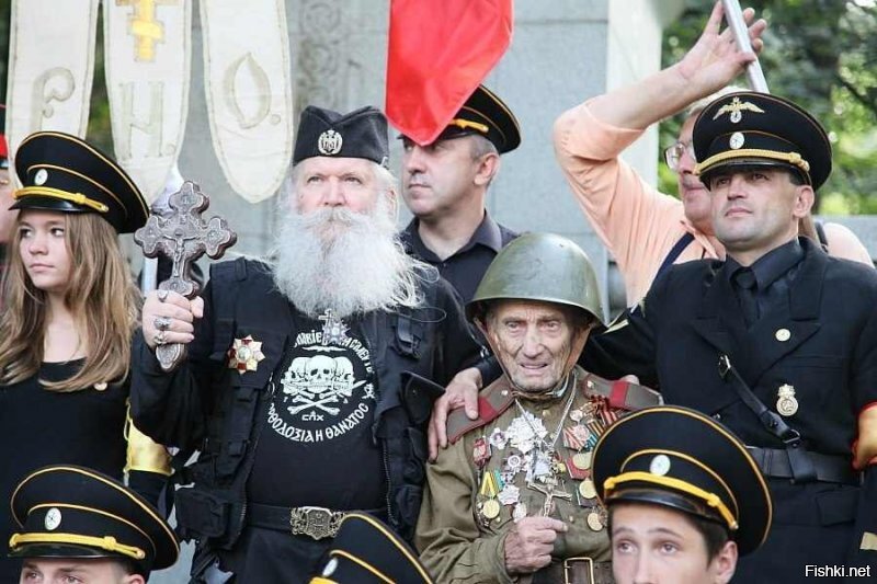 да тут который год плачущим "ветераном всех поздравляют)) аферистом Львом Гицевичем. на фото он и ветеран и с нациками и памятник предателям открывает ито сержант то полковник)))))))))))