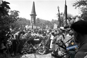 Архивное описание снимка. Автор съемки: Бернштейн. Аннотация: Партизаны Кубани и общественность г. Краснодара на траурном митинге во время похорон Героев Советского Союза братьев-партизан Евгения и Геннадия Игнатовых. Дата съемки: 16.05.1943