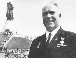 С Ивано Степановичем встречался во время службы в Тамбове где он проживал. Дома лежит его фото с подписью. Крепкий был дедушка. К сожалению его уже нет.