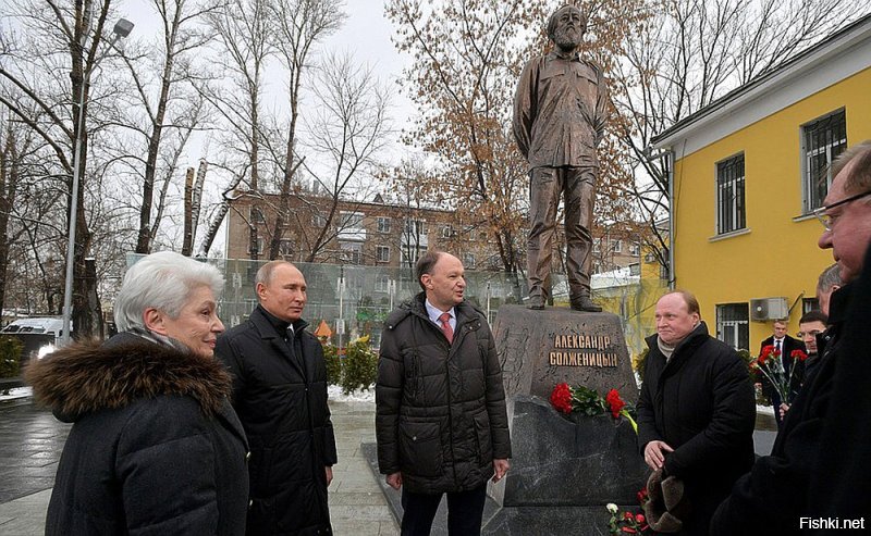 -"Почему мы должны верить лжецам и тем, кто плюет в лицо нам и нашим предкам, плюет в историю нашей страны?"-
-действительно...