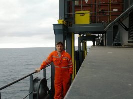 Болезный,если вы сможете на палубе контейнеровоза поставить 50 уазов,тосразу патентуйте этот лайфхак. Станете богатым.это ралуба контейнеровоза 300 метровой длины,ширина палубы чуть больше метра,а на малых костерах и того меньше. Ставьте,умный вы наш.