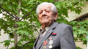 тут пытались оправдать их-типа душевнобольные-но верится струдом-это мрази,которые пользуются чужой пролитой кровью.а вот ветеран-Здоровья ему и долгих лет жизни.