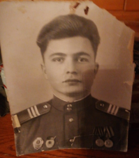 Фокин Александр Алемпиевич

На фронт моего деда призвали в 1943 году в возрасте 18-ти лет в 267-ой Гвардейский артиллерийский полк, под командованием Родиона Яковлевича Малиновского. С 1943 года Малиновский командовал 2-м Украинским фронтом.

 Под его командованием Александр Алемпиевич в период с 1944 по1945 годы участвовал в Дебреценской операции, в ходе которой было нанесено серьезное поражение группе армии «Юг». Потом их объединили с 3-м Украинским фронтом и мой дед принимал участие в таких знаковых боях как «Освобождение Одессы», «Освобожение Донбасса», «Освобождение Южной Украины».