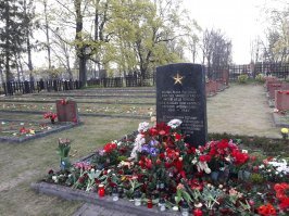 Шикрно. Не видел этого фильма, но до слёз... Я сам латыш. из Латвии... Свято для всех нас это дело... С детьми нынче возложил цветы Воинам у нас в Царникаве: