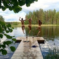 Девки в озере купались...