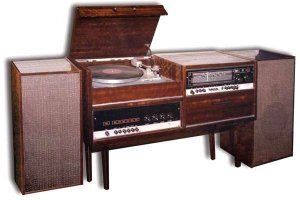 Вот такой монстЕрЪ был у меня ))
Виктóрия-001-Стéрео   радиола высшего класса производства Рижского радиозавода.
аппарат шикарный, там под приемником ниша для пластов, вместо пластов тудой был поставлен майфун "Маяк"