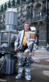 "Бомба" Немецкий (ФРГ) фильм 1987 года, отличный, ИМХО, но тоже незаслуженно забытый. Учёный-ядерщик строит у себя дома атомную бомбу, привозит её на грузовичке на центральную площадь мегаполиса (по-моему Гамбурга) и ставит перед всеми ядерными державами ультиматум: если они немедленно не объявят о полном разоружении, город будет уничтожен. Вроде бы и "экшена" никакого в фильме нет, но смотрится на одном дыхании. Ну и знатоки фантастики конечно же припомнят повесть Боба Шоу "В эпицентре взрыва", без которой тут явно не обошлось.