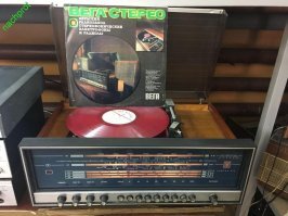 Да... Мажоры... У моих родителей был даже не магнитофон, а приставка Нота-403. Страшный агрегат! Хрипоперделка еще та! Как сейчас помню. Какие-то полуподпольные записи Высоцкого, где даже текст с трудом удается разобрать. Вот вертушка была нормальная, радиола Вега-312. Там хоть пластинки нормально звучали (батя с десяток из ГДР привез).
А мне ж всё хотелось нормального звука... У друзей-соседей слышал и маяки, и юпитеры... На 15 лет счастье меня таки догнало: родители подарили "Скиф-310-1". На тот момент ни у кого во дворе не было переносника круче, всё какие-то убогие электроники, вёсны, легенды с ОДНИМ (!!!) динамиком! А у меня целых два! Что ты!.. Первый парень на деревне! Кстати, звучал этот Скиф просто отлично на фоне Весны-305, Романтика-306, Электроники-322 и прочих протонов-401... Но недолго корчилась старушка в высоковольтных проводах. Через полгода другану рудители купили Весну-212. Всё. Это был разгром и унижение. Думаю, Весна-212 была лучшим советским переносником. Были, конечно, и Ореанды (которые звучали вообще шикарно!), но они были гораздо более громоздки и переносными их можно было назвать с большой натяжкой.