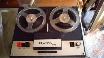Да... Мажоры... У моих родителей был даже не магнитофон, а приставка Нота-403. Страшный агрегат! Хрипоперделка еще та! Как сейчас помню. Какие-то полуподпольные записи Высоцкого, где даже текст с трудом удается разобрать. Вот вертушка была нормальная, радиола Вега-312. Там хоть пластинки нормально звучали (батя с десяток из ГДР привез).
А мне ж всё хотелось нормального звука... У друзей-соседей слышал и маяки, и юпитеры... На 15 лет счастье меня таки догнало: родители подарили "Скиф-310-1". На тот момент ни у кого во дворе не было переносника круче, всё какие-то убогие электроники, вёсны, легенды с ОДНИМ (!!!) динамиком! А у меня целых два! Что ты!.. Первый парень на деревне! Кстати, звучал этот Скиф просто отлично на фоне Весны-305, Романтика-306, Электроники-322 и прочих протонов-401... Но недолго корчилась старушка в высоковольтных проводах. Через полгода другану рудители купили Весну-212. Всё. Это был разгром и унижение. Думаю, Весна-212 была лучшим советским переносником. Были, конечно, и Ореанды (которые звучали вообще шикарно!), но они были гораздо более громоздки и переносными их можно было назвать с большой натяжкой.