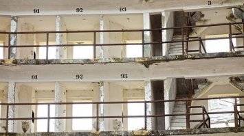 Все, что написано в Посте - подходит под описание тюрьмы Пресидио-Модело, которая находится на Кубе. Вот цитата из поста: Идея заключалась в том, чтобы стражники могли постоянно обозревать вас, что происходит в любой из камер, - для этого им достаточно только повернуться. В тюрьме на Кубе пошли еще дальше - сделали камеры без дверей.