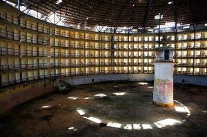 Все, что написано в Посте - подходит под описание тюрьмы Пресидио-Модело, которая находится на Кубе. Вот цитата из поста: Идея заключалась в том, чтобы стражники могли постоянно обозревать вас, что происходит в любой из камер, - для этого им достаточно только повернуться. В тюрьме на Кубе пошли еще дальше - сделали камеры без дверей.