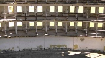 Все, что написано в Посте - подходит под описание тюрьмы Пресидио-Модело, которая находится на Кубе. Вот цитата из поста: Идея заключалась в том, чтобы стражники могли постоянно обозревать вас, что происходит в любой из камер, - для этого им достаточно только повернуться. В тюрьме на Кубе пошли еще дальше - сделали камеры без дверей.