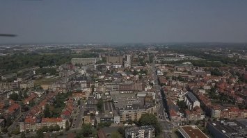 По Испании сильно не заметил а вот если взять к примеру путь Берлин-Рига так на каждом столбе они , в Литве их очень много особенно по дороге из Шауляя до Клайпеды или Ниды . На прошлой неделе летал на дроне и вот тебе чудо на высоте примерно 120 метро эта умная птица догоняла дрон , думал собьет его . А на такой высоте это как бы опасно .