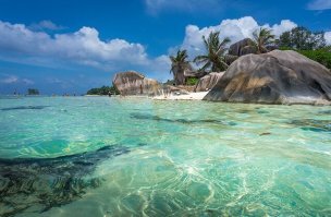 Аффтор, это Сейшелы, пляж Сурс Де Ржаан на острове Ла Диг, а не Мадагаскар...