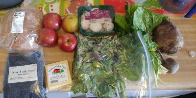 Судите сами. Мы, когда заболели, сделали несколько заказов с доставкой на дом. В первый раз принесли борщевой набор с хлебом и сыром.