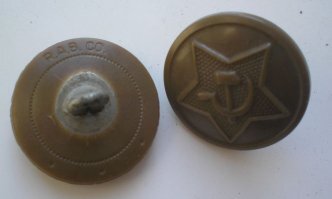 У моего отца на военной форме в которой он с фронта вернулся , вот такие пуговки были - пластмассовые-лендлизовские.  Они у меня на штормовке на нихромовой проволоке прикручены, намертво. Штормовка уже давно в труху, а пуговки как новые.