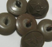 У моего отца на военной форме в которой он с фронта вернулся , вот такие пуговки были - пластмассовые-лендлизовские.  Они у меня на штормовке на нихромовой проволоке прикручены, намертво. Штормовка уже давно в труху, а пуговки как новые.