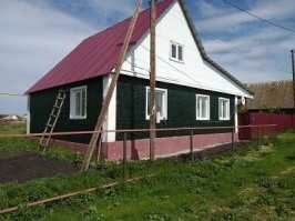 подумаешь стена, кто то за период самоизоляции дом из бутылок построил - шутка - это действительно дом из бутылок, в одном из поселков на Урале, были в тех краях, заскочили посмотреть, и честно говоря впечатлило!