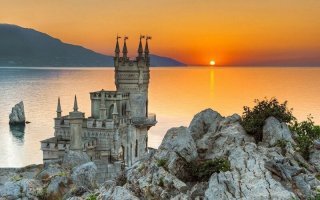 Был я в Ласточкином гнезде. 
Да, красиво. 
Но делать там особо нечего. 
На самый тщательный осмотр всего вокруг - минут 20 уходит (это с долгим *романтическим* любованием на море, пейзажи, волны под самим Ласточкиным гнездом и пр.). Особняк ну малюсенький совсем - просто изящный домишко. Остальное время - разве что в ресторане посидеть (как правильно тут заметили, необосновано дорого).