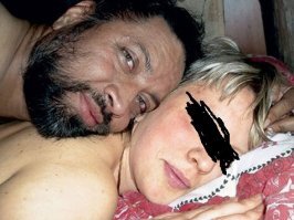 Коммодор (по-нашему - капитан первого ранга) Сухджиндер Сингх возглавлял одну из индийских делегаций, которая контролировала ремонтные работы на тяжелом авианесущем крейсере «Адмирал Горшков» в городе Северодвинске в 2005 - 2007 годах. Тогда-то он и познакомился с блондинкой-переводчицей Машей.
Причем познакомился так плотно, что их совместные постельные фотографии сейчас пристально изучает министерство обороны Индии.
Каким образом эти фото попали в руки индийских военных - неизвестно, известно другое: против коммодора начали расследование. И не только за «аморальное поведение».