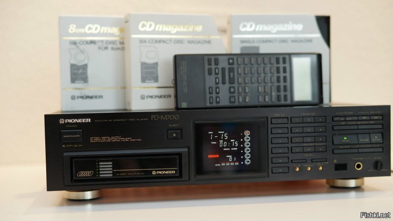 У приятеля был такой Pioneer. CD-Диски вставлялись в специальные магазины.