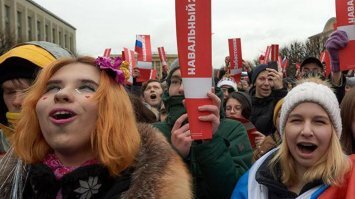 )))) Ну да . Я должен верить в ваши бредни. Когда моей матери стало плохо, скорая приехала через 10- 15 минут. Привезли в больницу. 
Её усадили там в  кресло - каталку ( что бы давление не повышалось при ходьбе) и медсестра повезла её на диагностику.
А спустя 3 дня её выписали, давая лекарства , проводя процедуры. И не взяв за это не копейки. всё по полису. Включая трёхразовое питание. ну ест-нно фрукты, йогурты я ей привозил.

И это далеко не Москва , не Питер......и не какая то ведомственная больница. В моей семье нет не депутатов, ни чиновников - силовиков.

Так что свои сальные фантазии рассказывайте молодым людям.