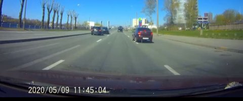 Извините, а вам не кажется, что это не удавшаяся попытка подставы?
Уж очень схемка знакомая, один сгоняет на среднюю полосу, другой незаметно притирается справа, прикрываясь машиной едущей по середине.
Присмотритесь к фото, видно же что по правой полосе чел гнал гнал и чё то приуныл. Он притормозил и начал целиться влево как раз в тот момент, как только увидел правый поворотник "добычи". Или совпадение.