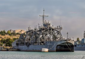 «Коммуна» (до 1922 года   «Волхов»)   морское вспомогательное судно Военно-Морского Флота Российской Федерации (ВМФ России), спасатель подводных лодок, по конструкции   катамаран. Старейшее судно ВМФ России, и старейшее в мире судно, фактически находящееся на вооружении и выполняющее боевые задачи
В годы Великой Отечественной войны служило в составе Балтийского флота, обеспечивало ремонт подлодок, в том числе докование субмарин типа «Малютка»
Сейчас находится в составе Черноморского флота. Прошло модернизацию, оборудовано подводным роботом Seaeye Panther Plus. 
Судоподъемное судно "Коммуна" является до сих пор действующим, плавающим образцом техники начала XX века, свидетелем и непосредственным участником многих исторических событий, своеобразным корабельным музеем спасательной службы военно-морского флота. 27 июля 2020 года отпразднует свой 105-летний юбилей уникальный корабль отечественного военно-морского флота.