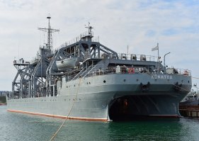 «Коммуна» (до 1922 года   «Волхов»)   морское вспомогательное судно Военно-Морского Флота Российской Федерации (ВМФ России), спасатель подводных лодок, по конструкции   катамаран. Старейшее судно ВМФ России, и старейшее в мире судно, фактически находящееся на вооружении и выполняющее боевые задачи
В годы Великой Отечественной войны служило в составе Балтийского флота, обеспечивало ремонт подлодок, в том числе докование субмарин типа «Малютка»
Сейчас находится в составе Черноморского флота. Прошло модернизацию, оборудовано подводным роботом Seaeye Panther Plus. 
Судоподъемное судно "Коммуна" является до сих пор действующим, плавающим образцом техники начала XX века, свидетелем и непосредственным участником многих исторических событий, своеобразным корабельным музеем спасательной службы военно-морского флота. 27 июля 2020 года отпразднует свой 105-летний юбилей уникальный корабль отечественного военно-морского флота.