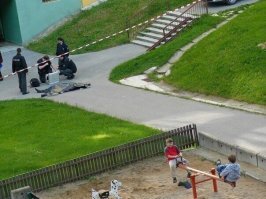 Сидят две девочки в песочнице, одна смеется, заливается, а другая горько-горько плачет. Подходит мужик:

– Девочки, что случилось?
Которая смеется, переводя дыхание, отвечает:
– Да вот, тетя Маня с пятого этажа… Только что белье вешала, перегнулась, и вниз! Об один балкон головой – шарах! За другой ногой зацепилась – хрусть! Об асфальт – шмяк! Кровища!
– Девочка, ну как ты можешь! Ведь человек погиб… Ну, а ты чего плачешь?
– А я не видела!