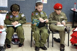 "идиотскими "парадами" детей в военной форме" - Ну да.  Весь мир идиоты. Один вы, в белом....  
Да вы сами сударь, идиот.