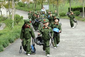 "идиотскими "парадами" детей в военной форме" - Ну да.  Весь мир идиоты. Один вы, в белом....  
Да вы сами сударь, идиот.