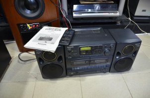 У меня такой. Даже пульт сохранился. Слушаю радио на даче. Брал в 1995 году за 1200 рублей на 5 углах в Питере. Он мне больше нравился, чем 990, выездным треем. 990 тода 1600 рублей стоил. Немногого расстроило, что сделан уже был в Сингапуре, а не Японии. CDR читает, а RW не хочет.