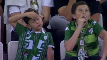 В интернете завирусился кадр с "курящим мальчиком" на футболе в Турции. Им оказался 36-летний мужчина. Слева - его сын