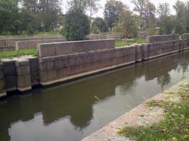 В Шлиссельбурге позапрошлым летом каналы очистили и углубили. Вот только уровень воды в каналах упал, в одном из них сильно. На фото видно небольшое падение уровня воды в Староладожском канале.