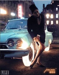 В начале 1960-х годов Goodyear разработала экспериментальные «шины будущего», полупрозрачный прототип с крошечными лампочками, установленными на ободе. Тогда компания из Акрона предсказала будущую революцию в сфере персонализации автомобилей и выпустила экзотические шины, которые светились голубым, желтым, красным, зеленым и оранжевым светом. В какой-то момент светящиеся шины стали самой горячей темой в автомобильной индустрии.

«Некоторые водители были так удивлены яркими цветами, что проезжали на красный свет или просто останавливались, чтобы посмотреть»,   сообщал журнал Time.
Goodyear установила шины, светящиеся красным, на открытый Dodge Polaris, и устроила показательную поездку по центру Майами. Как писали газеты, водители останавливались, а пешеходы долго провожали машину взглядом. После этого Chrysler Silver 300 на таких же шинах проехал по Манхэттену, собрав толпы зевак на Таймс-Сквер, у Рокфеллеровского центра и штаб-квартиры ООН. Прохожие спрашивали у водителя, где купить такие шины, и их ждало разочарование, поскольку он отвечал, что они не появятся в продаже «еще несколько лет».
«Нам еще очень многое предстоит сделать, но легко можно себе представить, что именно так будут выглядеть шины будущего»,   говорил тогда директор по научным разработкам Goodyear Уолтер Ли (Walter Lee). 

Хотя инженеры потратили более пяти лет на совершенствование «неотановых» шин, они так навсегда и остались экспериментом. У них было плохое сцепление на мокрой поверхности, они теряли устойчивость при скорости свыше 100 км/ч, и они начинали плавиться при резком торможении. И кроме всего прочего, они стоили дороже обычных шин.
Goodyear без лишнего шума прекратила работу над «шинами будущего» и свернула один из самых ярких экспериментов в шинной отрасли.