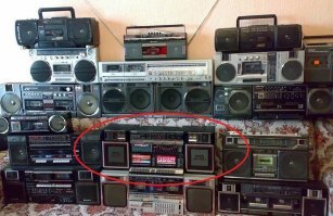 в гараже такой.. слушаю музыку на кассетах, их тысячи